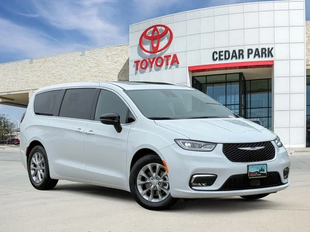 2026 Chrysler Pacifica Limited's photo