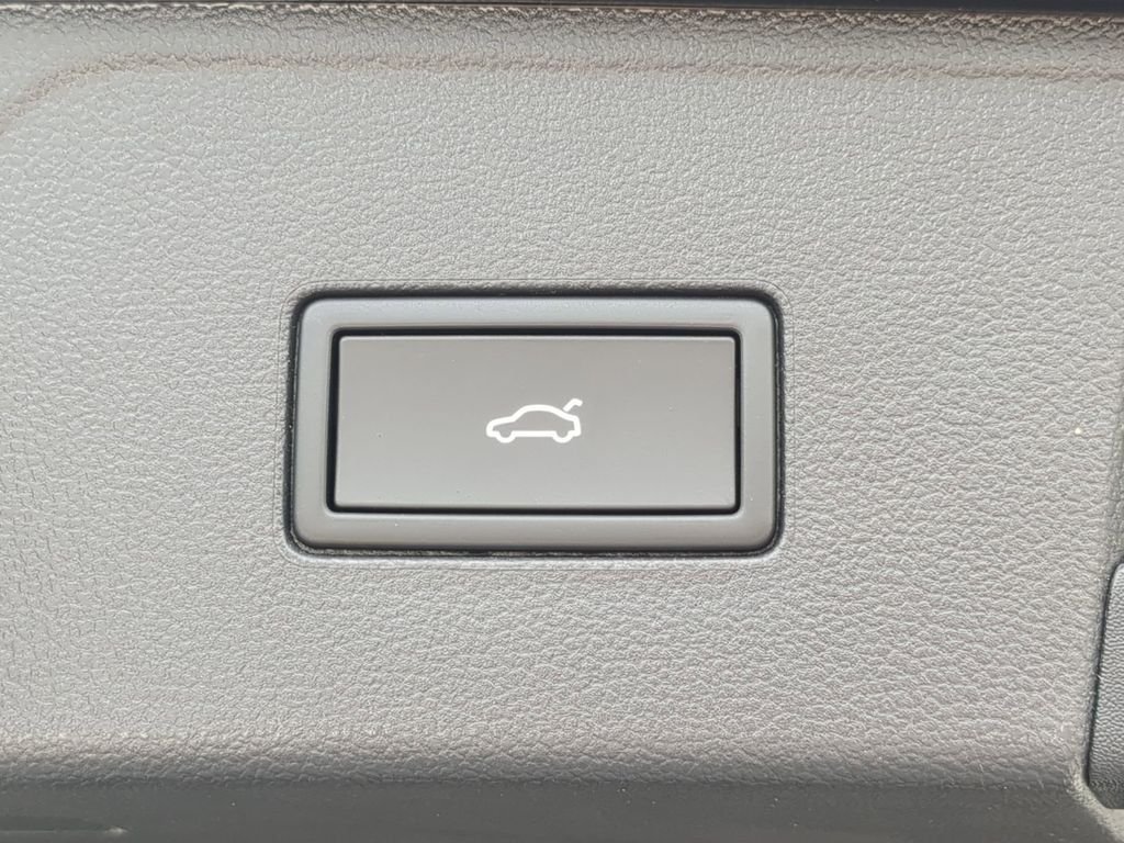 New 2026 Black Volkswagen 2.0T SE w/Technology image 10