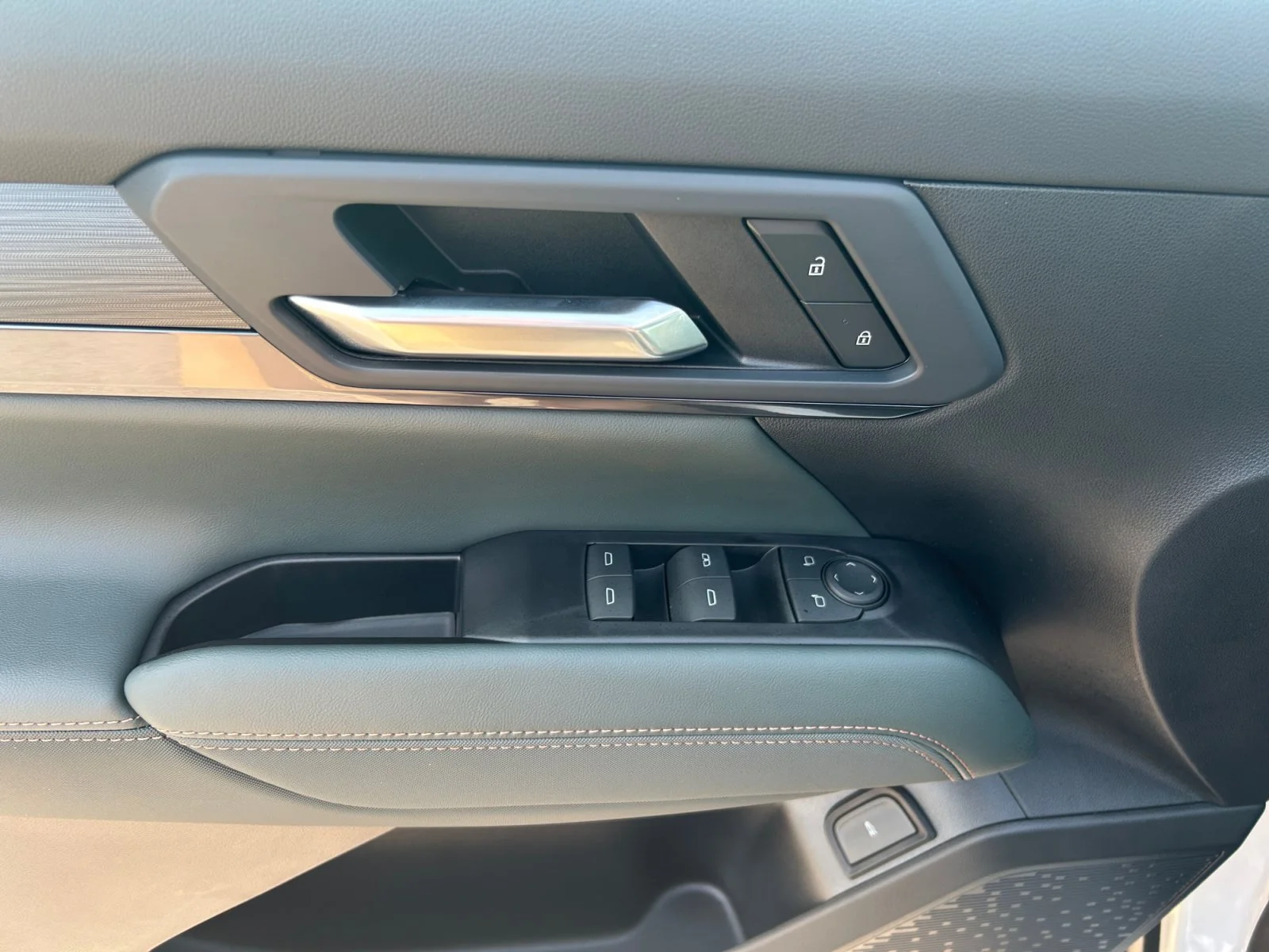 New 2027 Summit White GMC AWD AT4 image 17