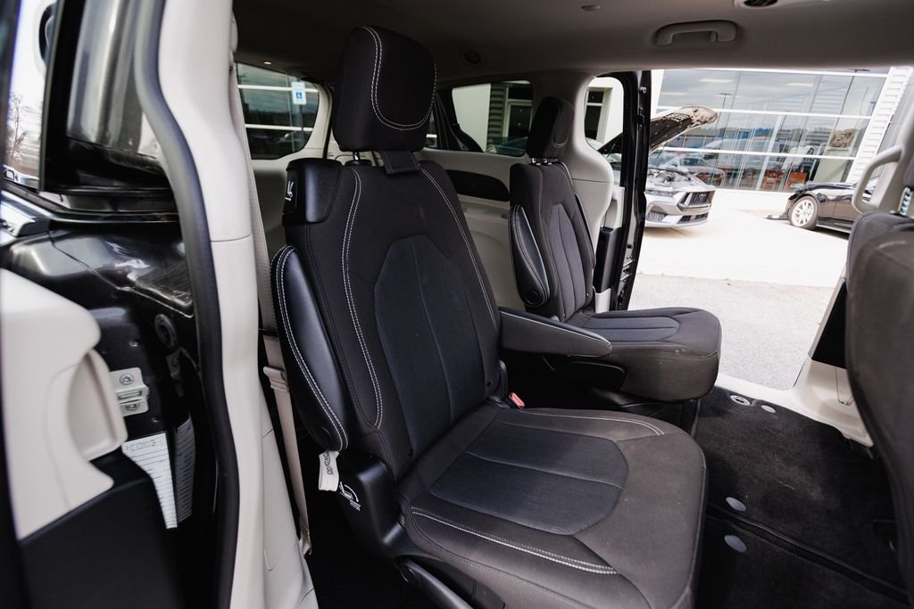 2023 Chrysler Voyager LX - Photo 12
