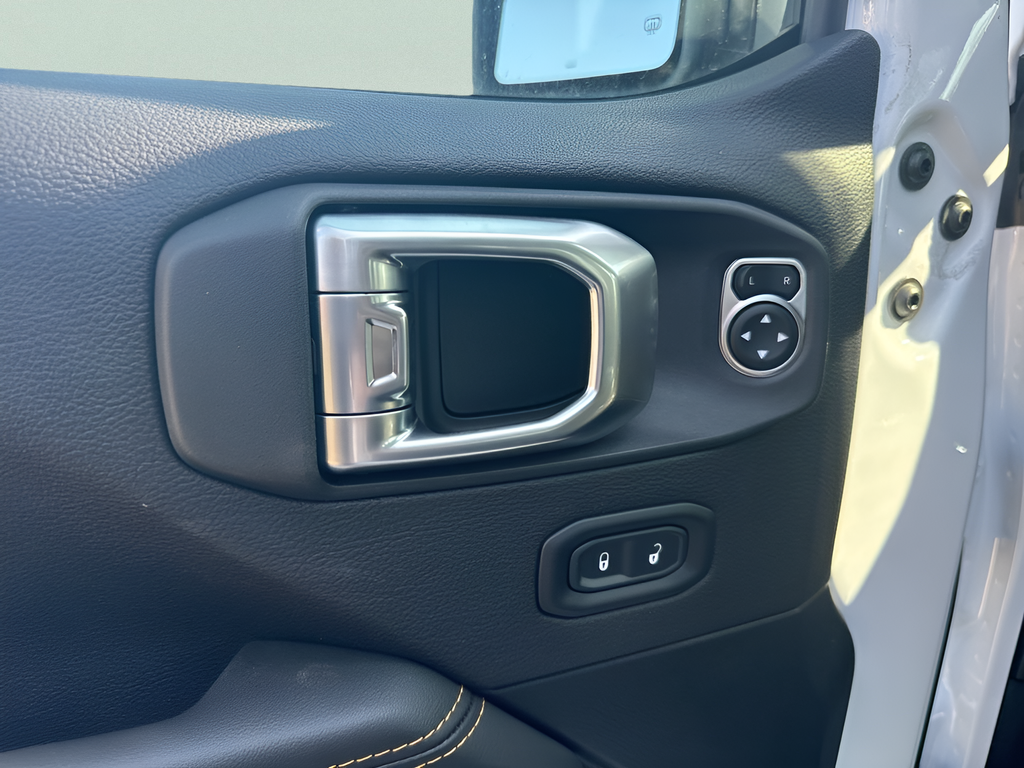 New 2026 Bright White Clear-Coat Exterior Paint Jeep Sahara image 26