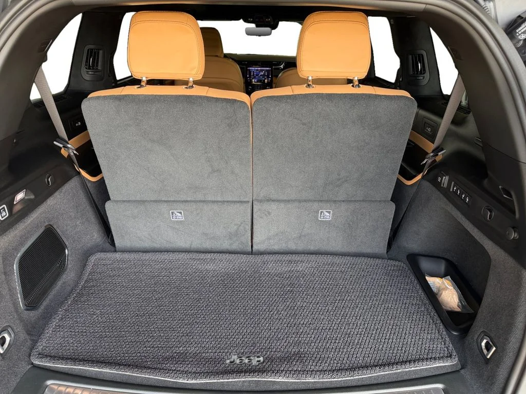 Used 2025 Gray Jeep Summit image 13