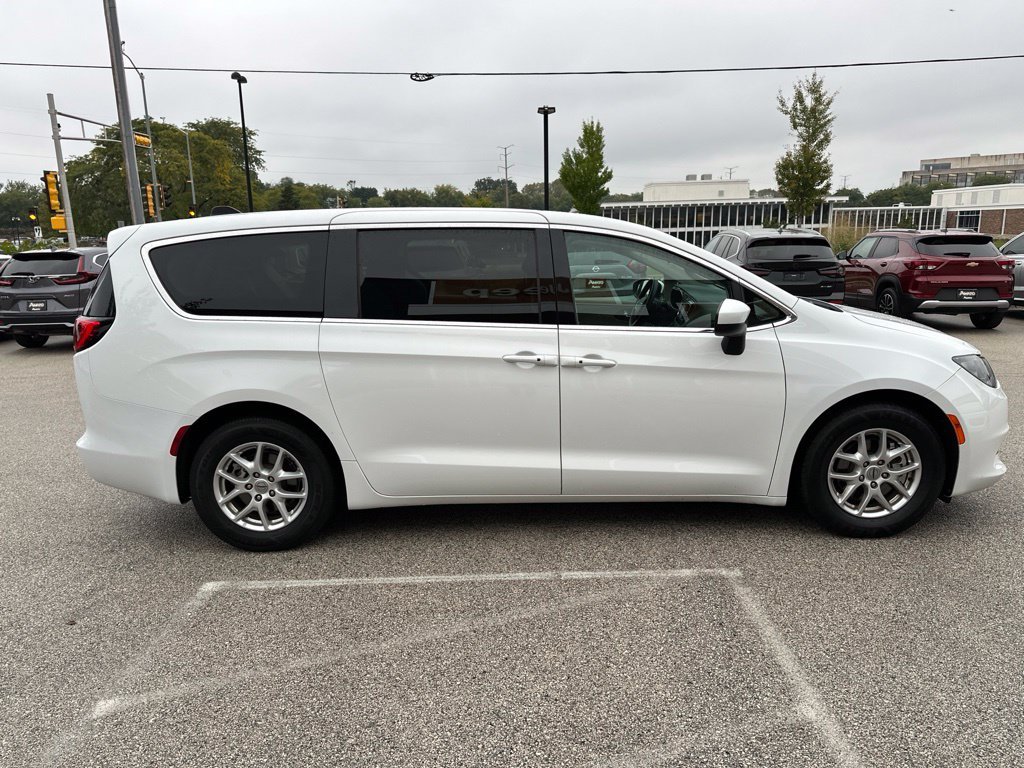 Used 2022 White Chrysler LX image 32