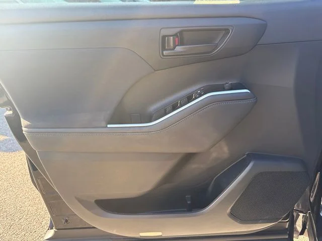 2023 Toyota Highlander LE - Photo 11