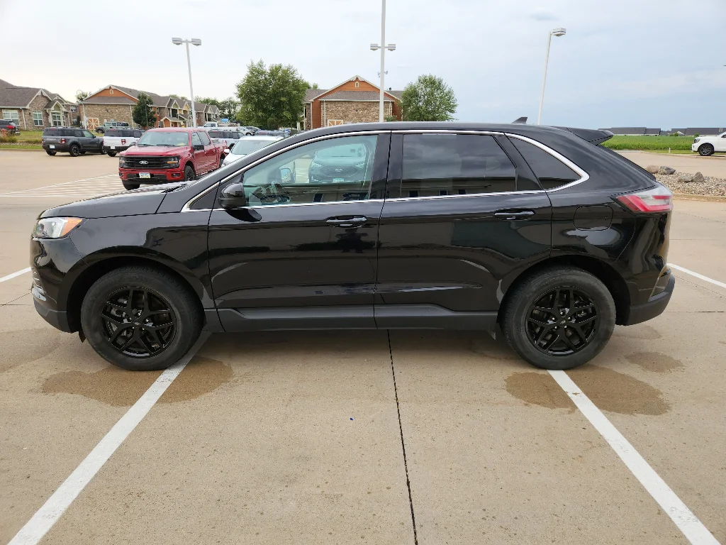 Used 2024 Agate Black Metallic Ford SEL image 5