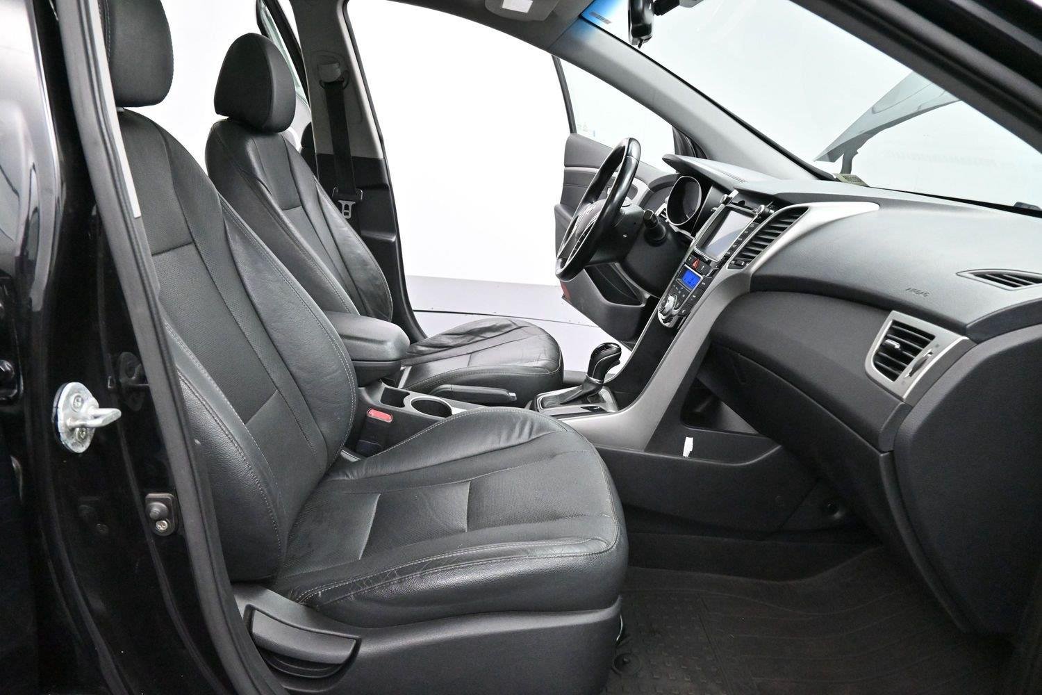 Used 2013 Black Noir Pearl Hyundai 5dr HB Auto PZEV image 29