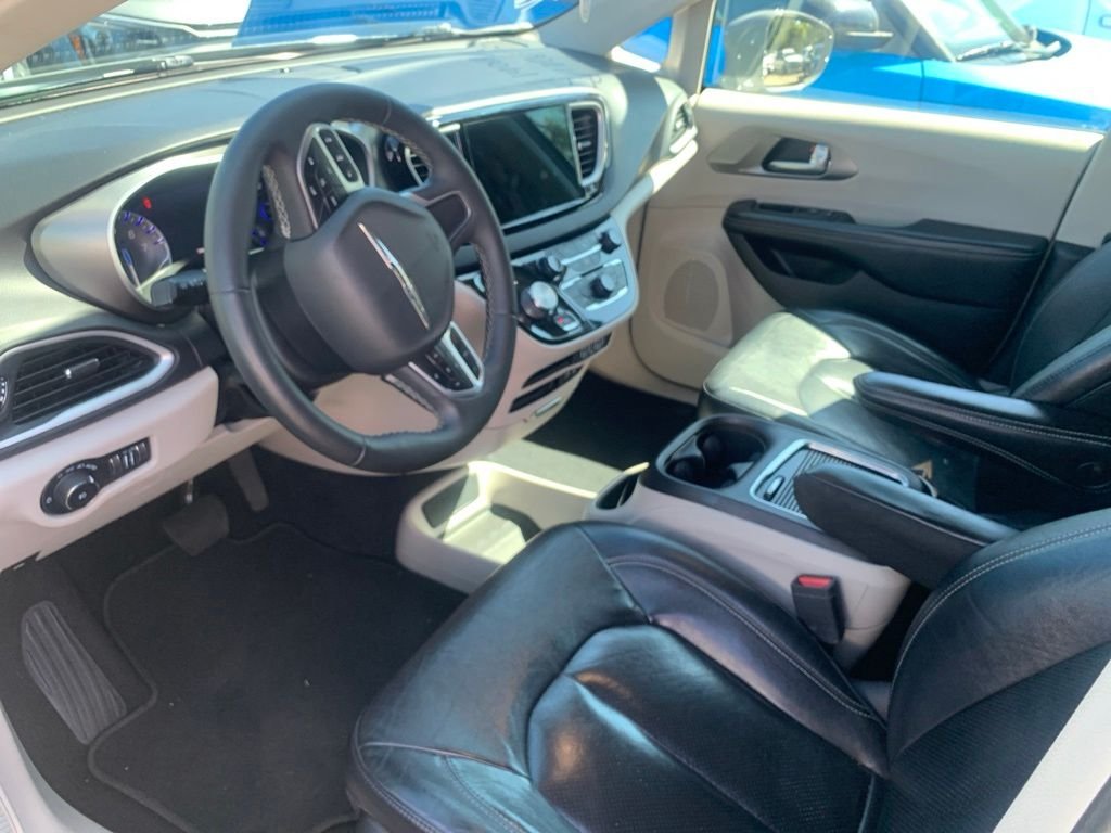 Used 2022 Gray Chrysler Touring L image 10