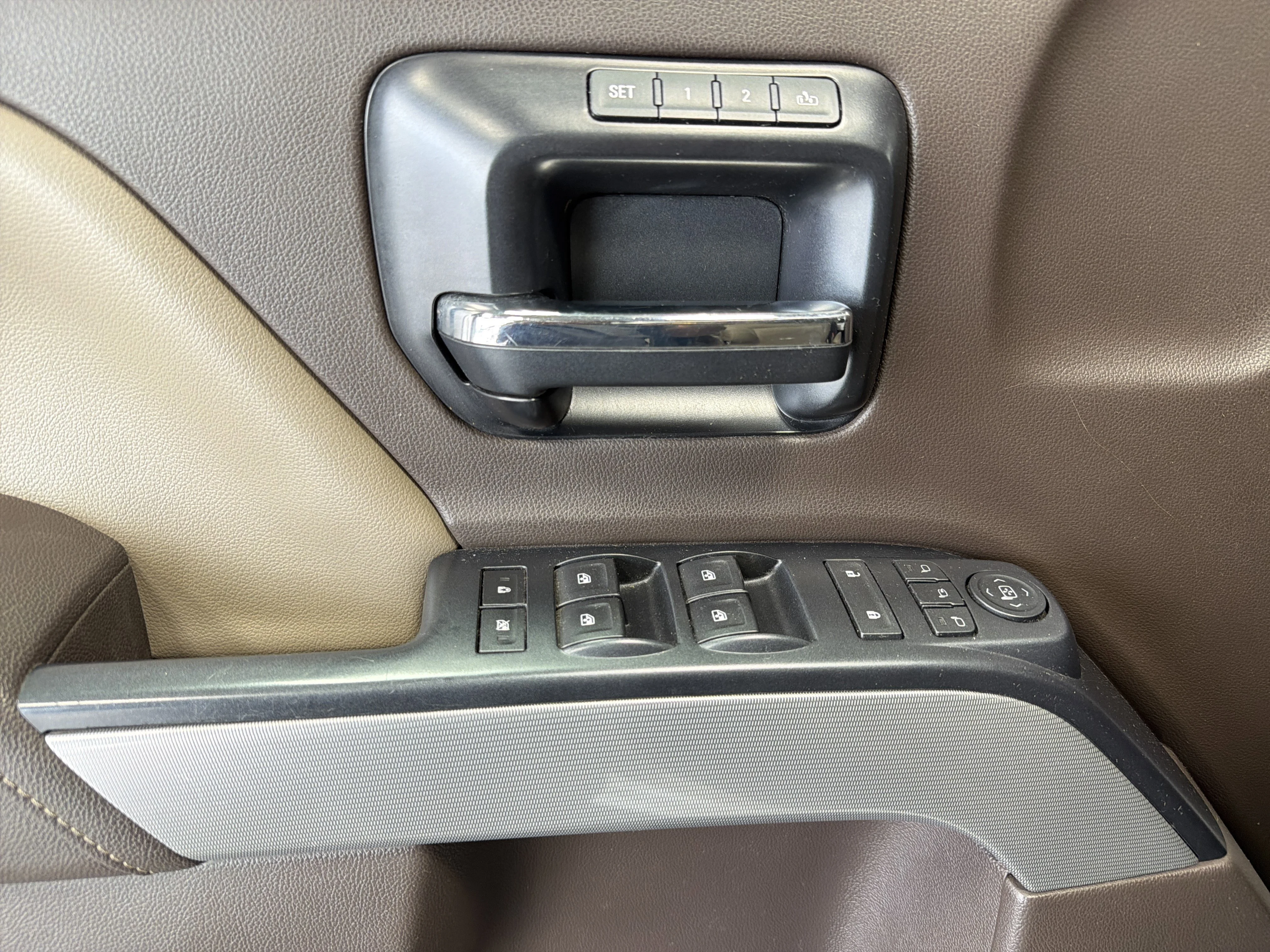Used 2014 White Diamond Tricoat Chevrolet LTZ image 15