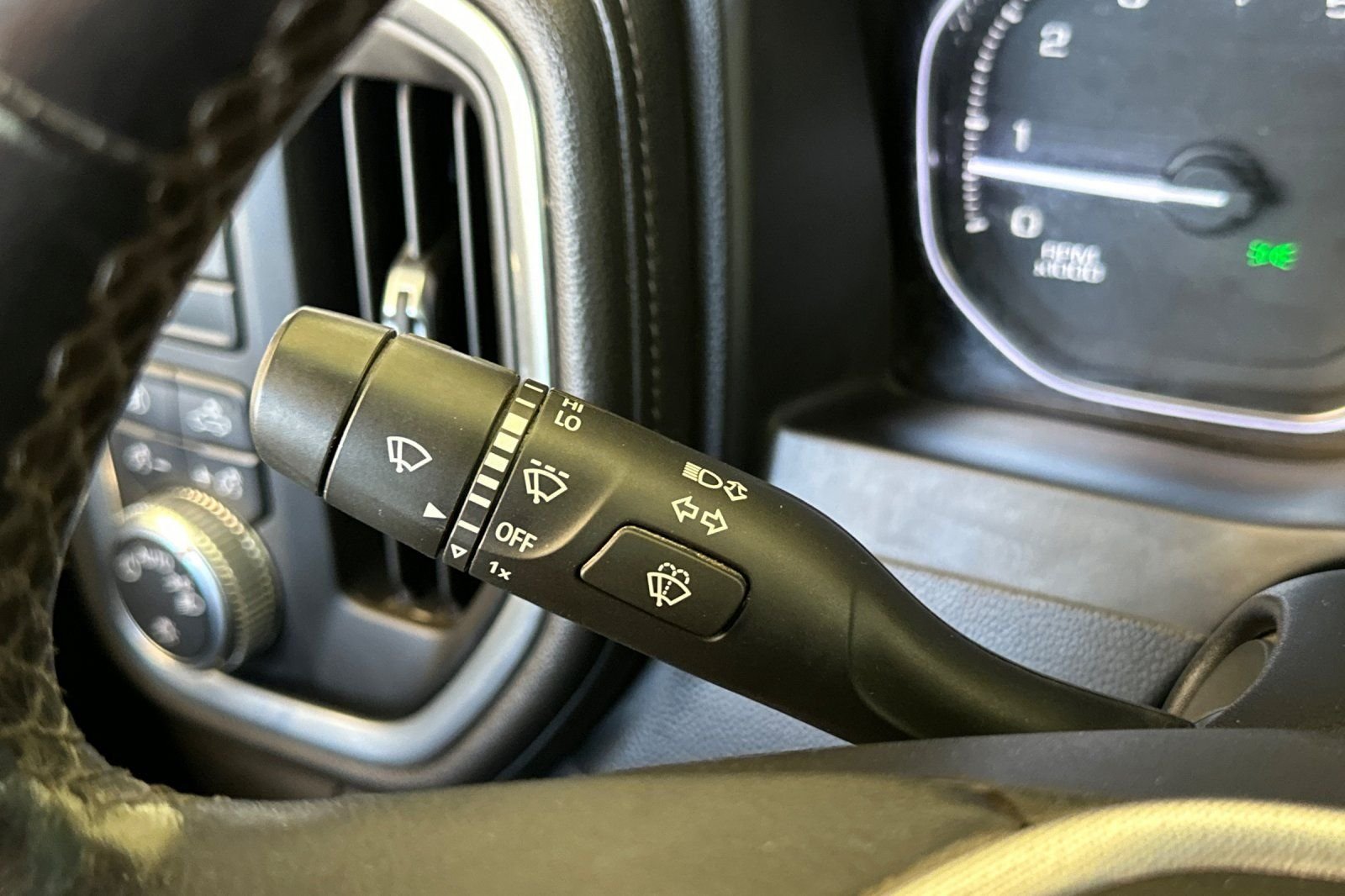 Used 2022 White GMC SLE image 29