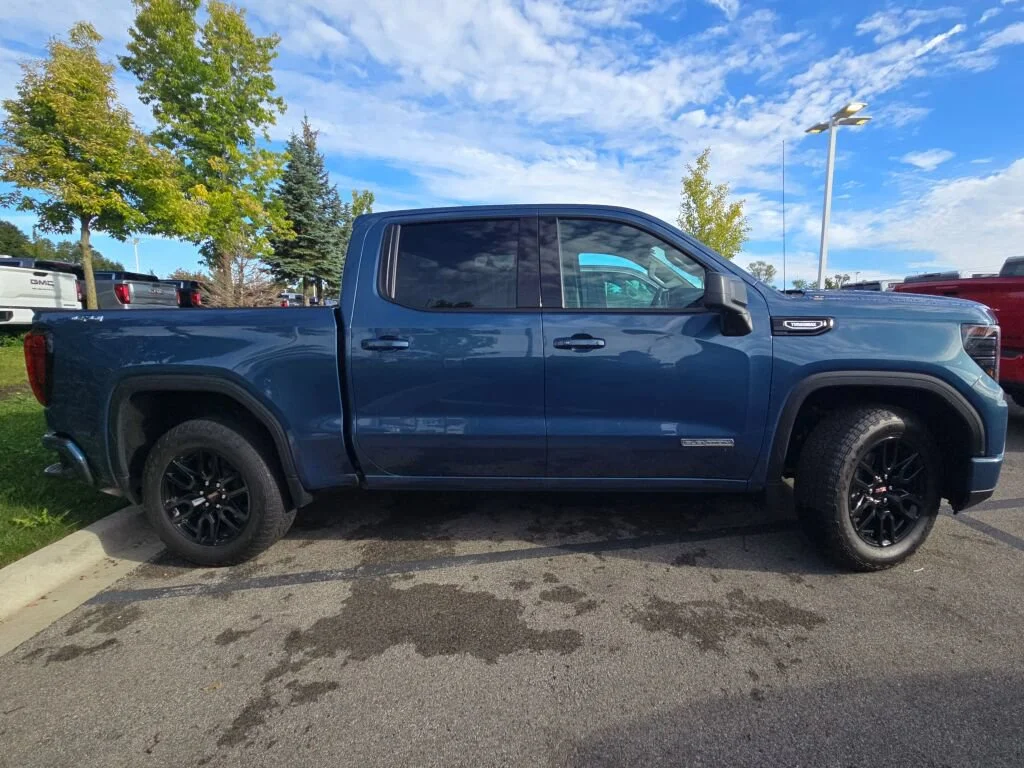 Used 2025 Blue GMC Elevation image 3