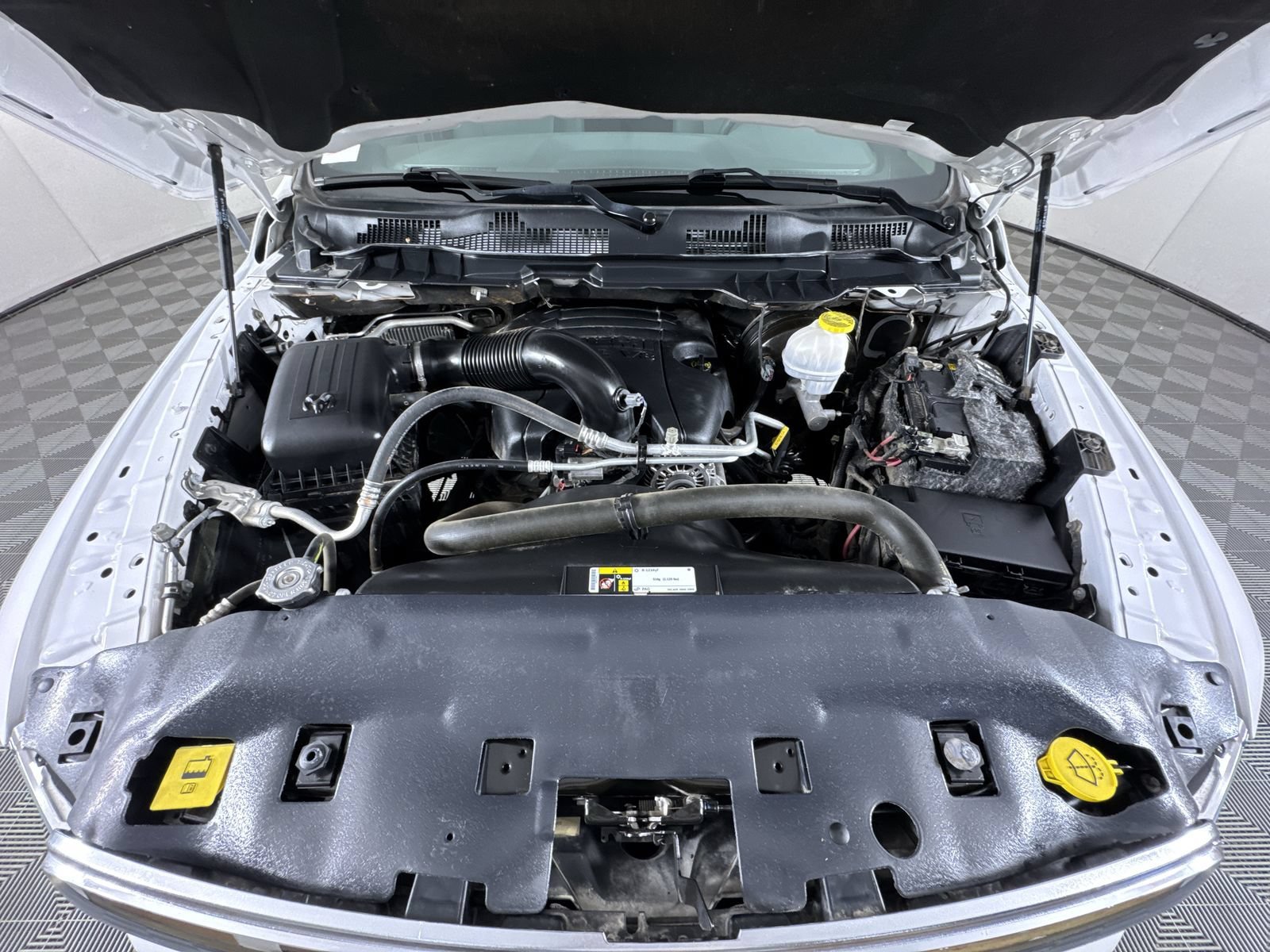 Used 2019 Bright White Clearcoat Ram SLT image 28