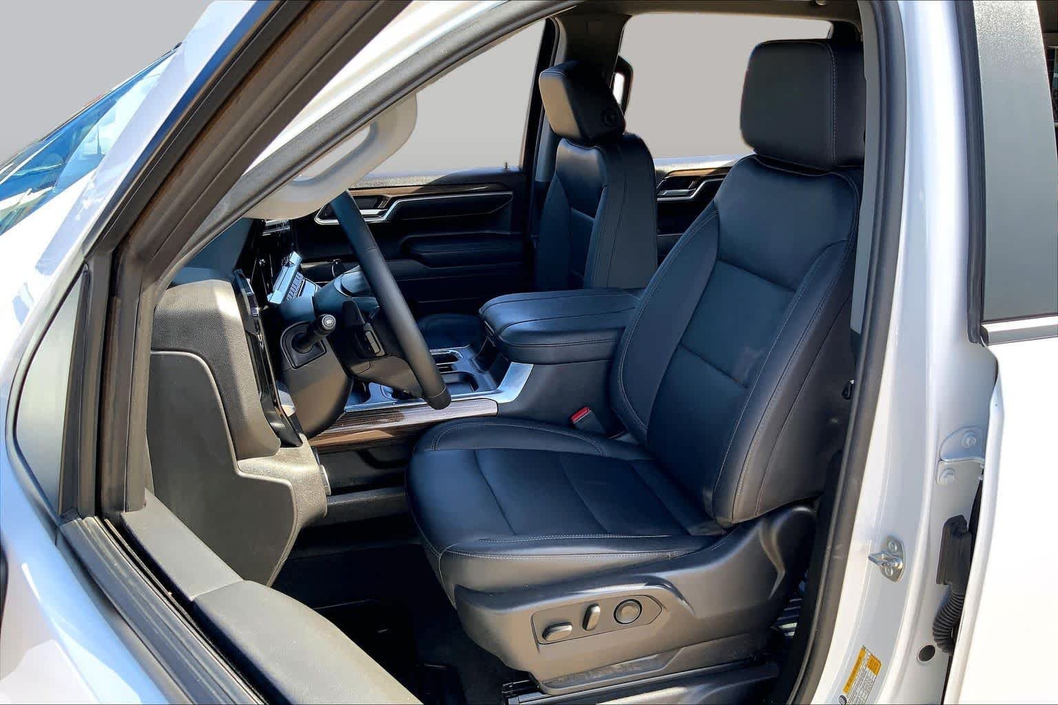 Used 2025 Summit White Chevrolet RST image 8