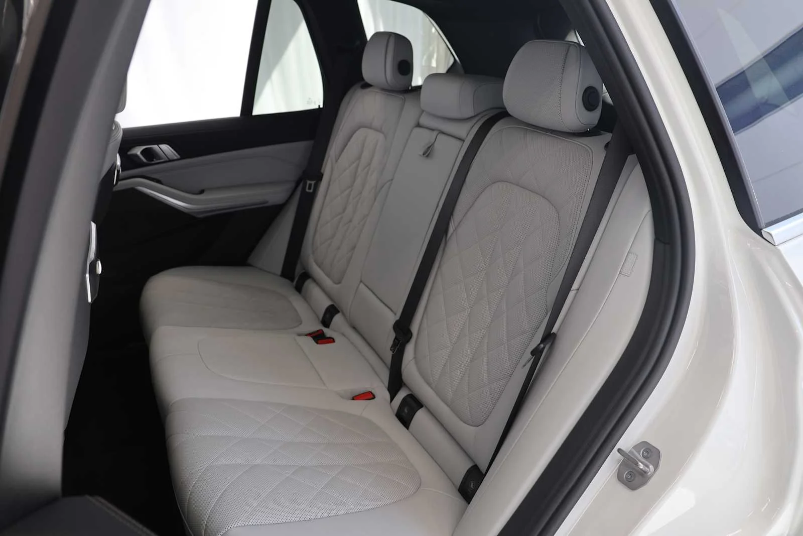 Certified Used 2025 Mineral White Metallic BMW xDrive40i image 20
