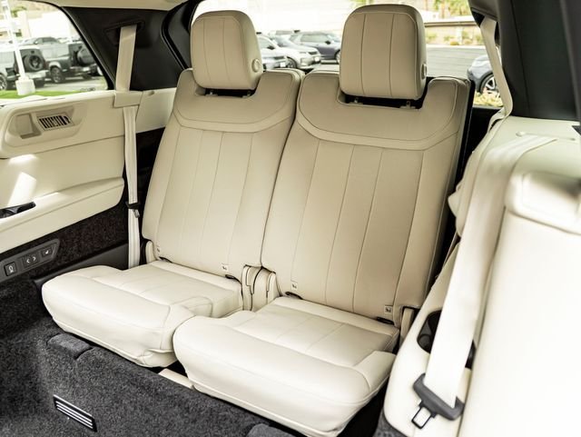 New 2026 Ostuni Pearl White LAND ROVER SE 7 Seats image 23