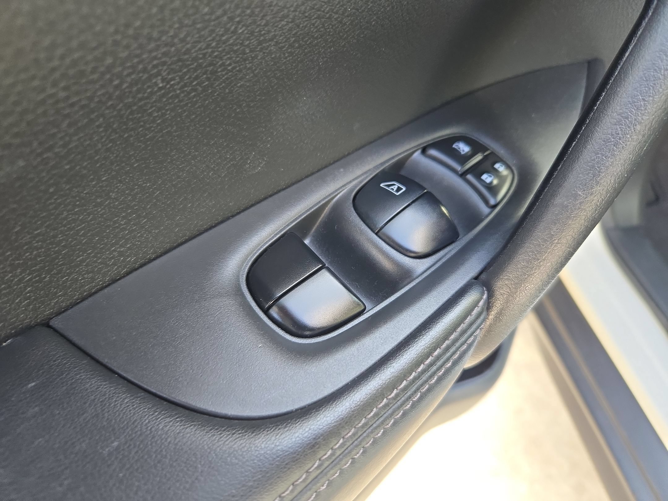 Used 2018 Pearl White Nissan SL image 13