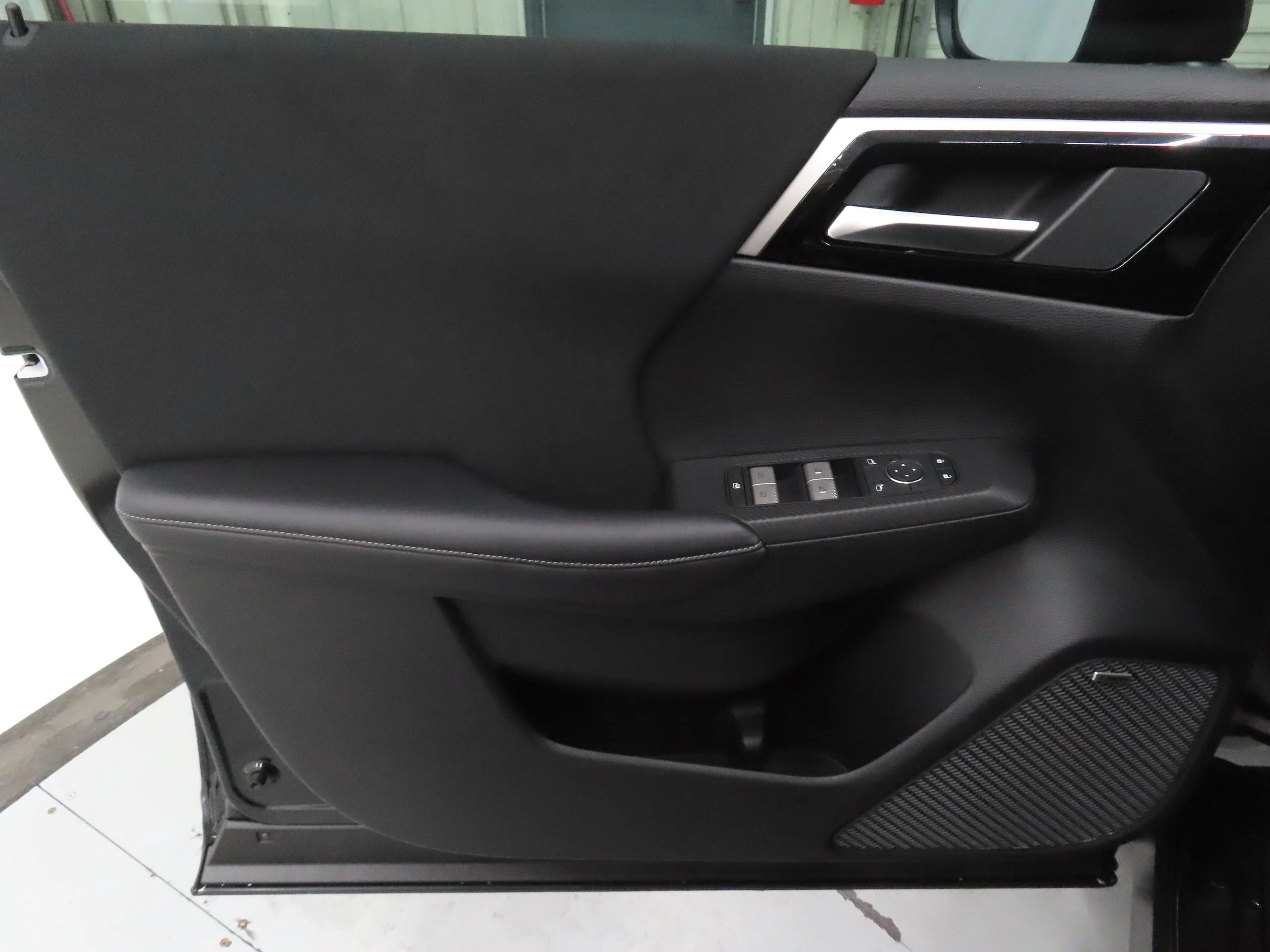 New 2026 Black Mitsubishi ES image 10