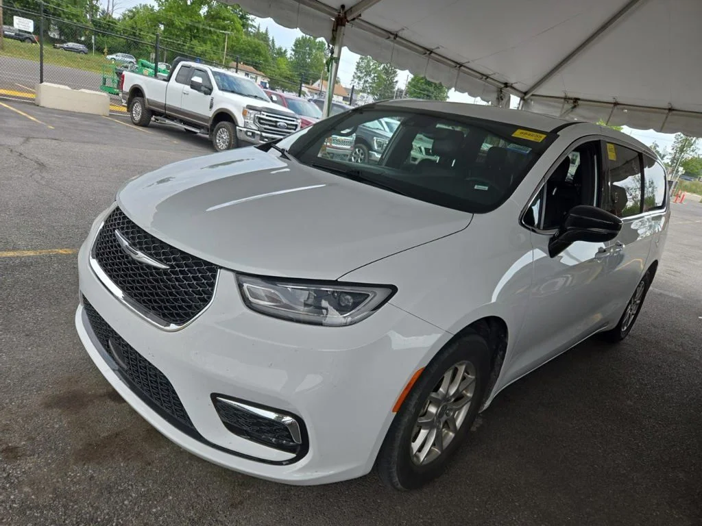 Used 2025 White Chrysler Select image 2
