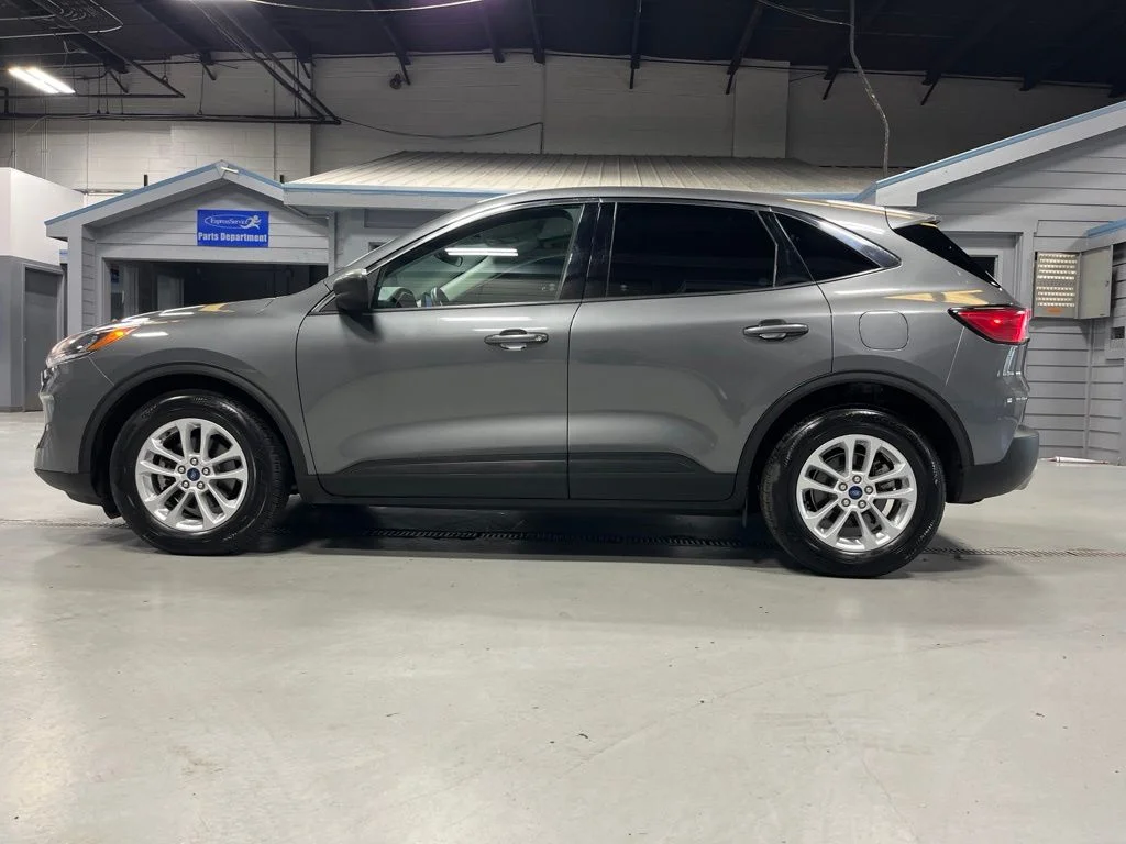 Used 2022 Gray Metallic Ford SE image 4