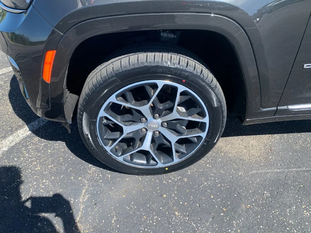 Used 2023  Jeep Summit Reserve image 32