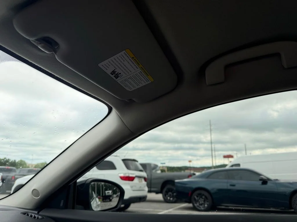 Used 2022 White Nissan SR image 16
