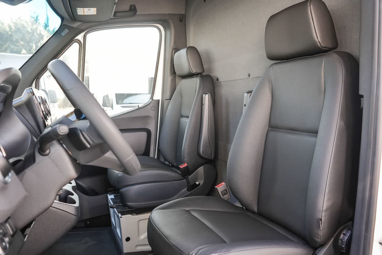 New 2025 Arctic+White Mercedes-Benz Cargo 170WB High Roof 113kW Battery RWD HO Motor image 53