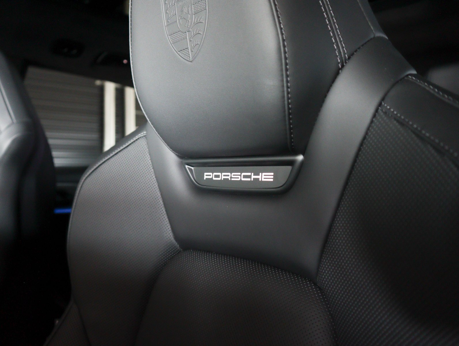 2025 Porsche Macan Turbo Electric - Photo 6