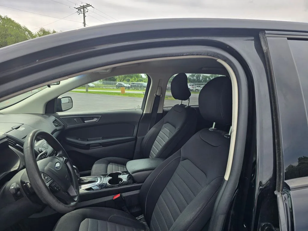 Used 2018 Shadow Black Ford SE image 10