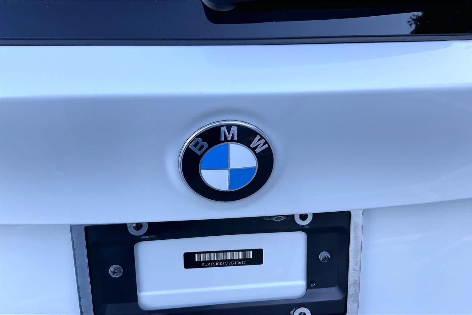 Used 2021 Mineral White Metallic BMW xDrive30e image 32