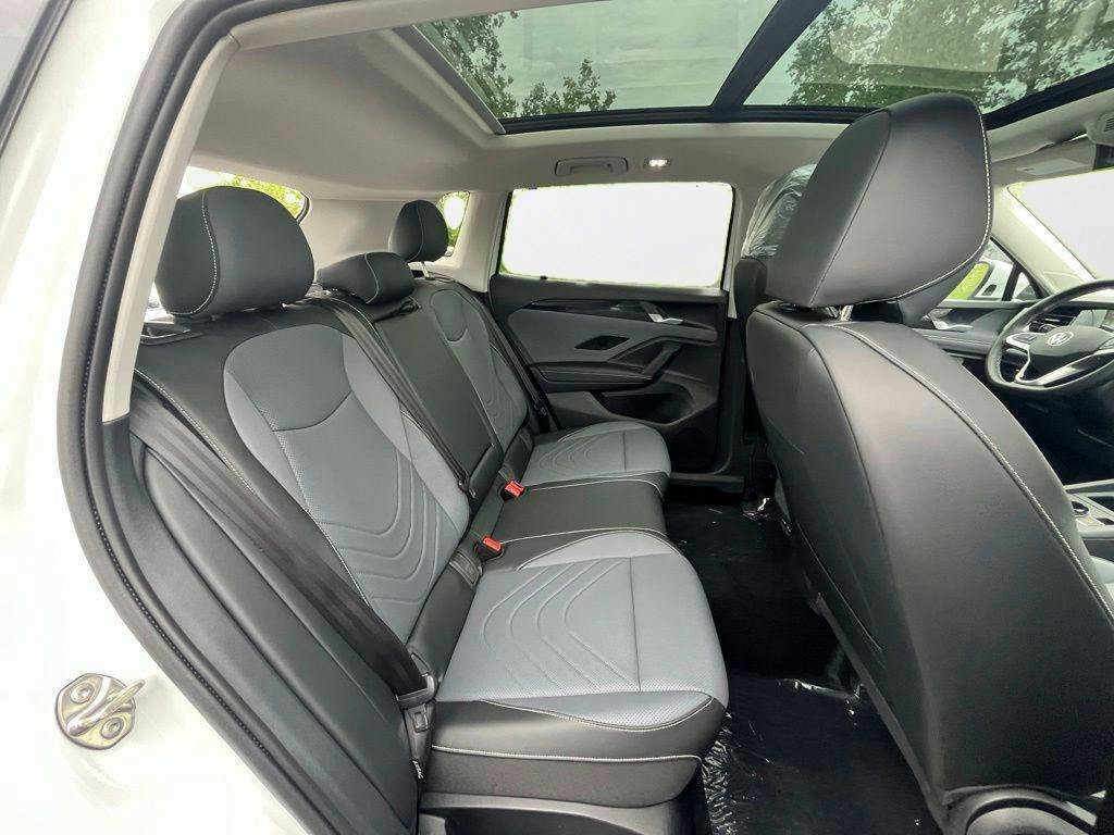New 2026 White/off-white Volkswagen SE image 25