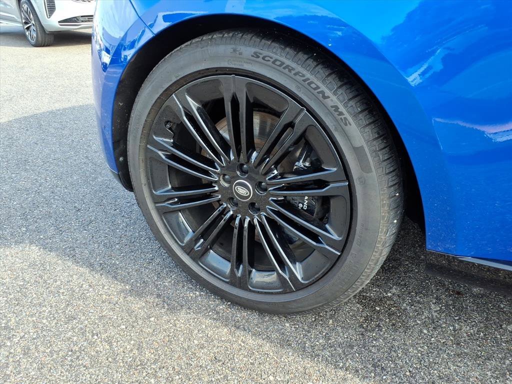 Used 2025 Velocity Blue SV Bespoke Ultra Gloss Land Rover SE image 9