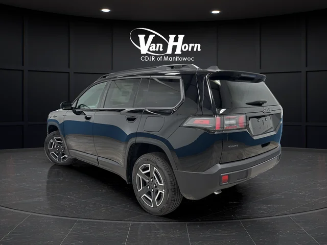 New 2026 Diamond Black Crystal Pearl-Coat Exterior Paint Jeep Limited image 5