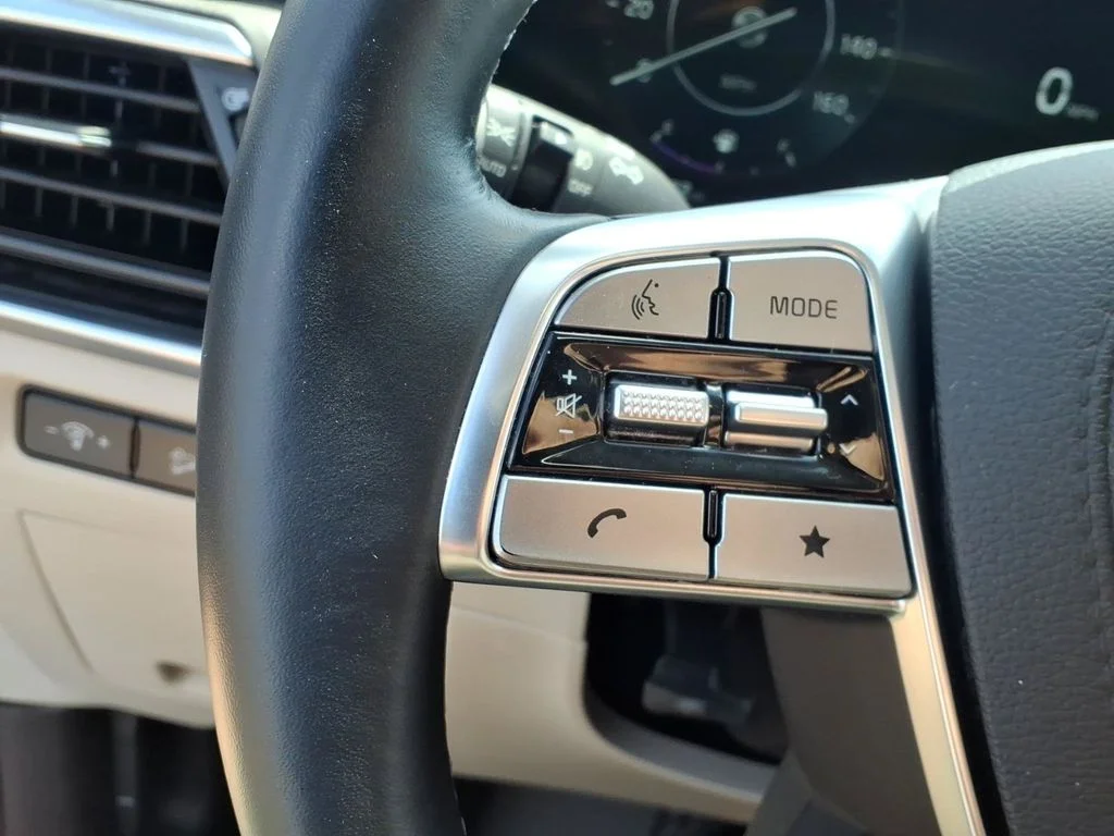 Used 2023 White Kia SX-Prestige image 28