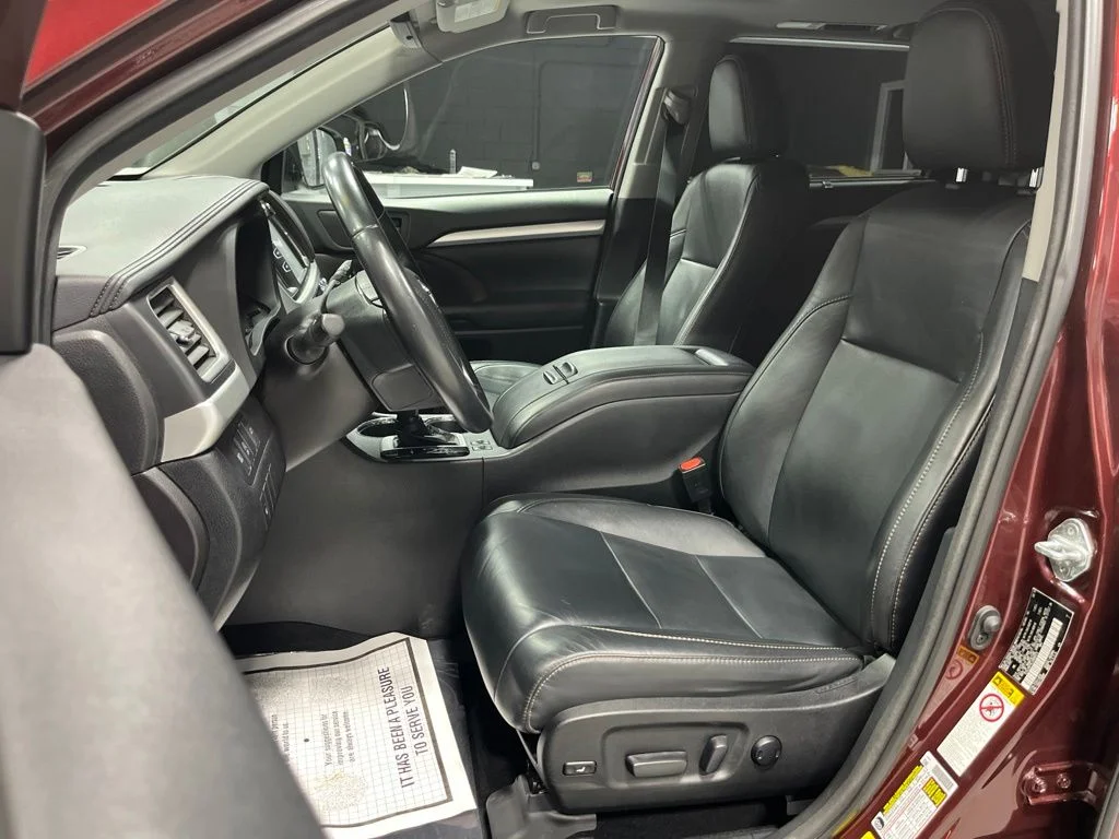 Used 2018 Ooh La La Rouge Mica Toyota XLE image 13