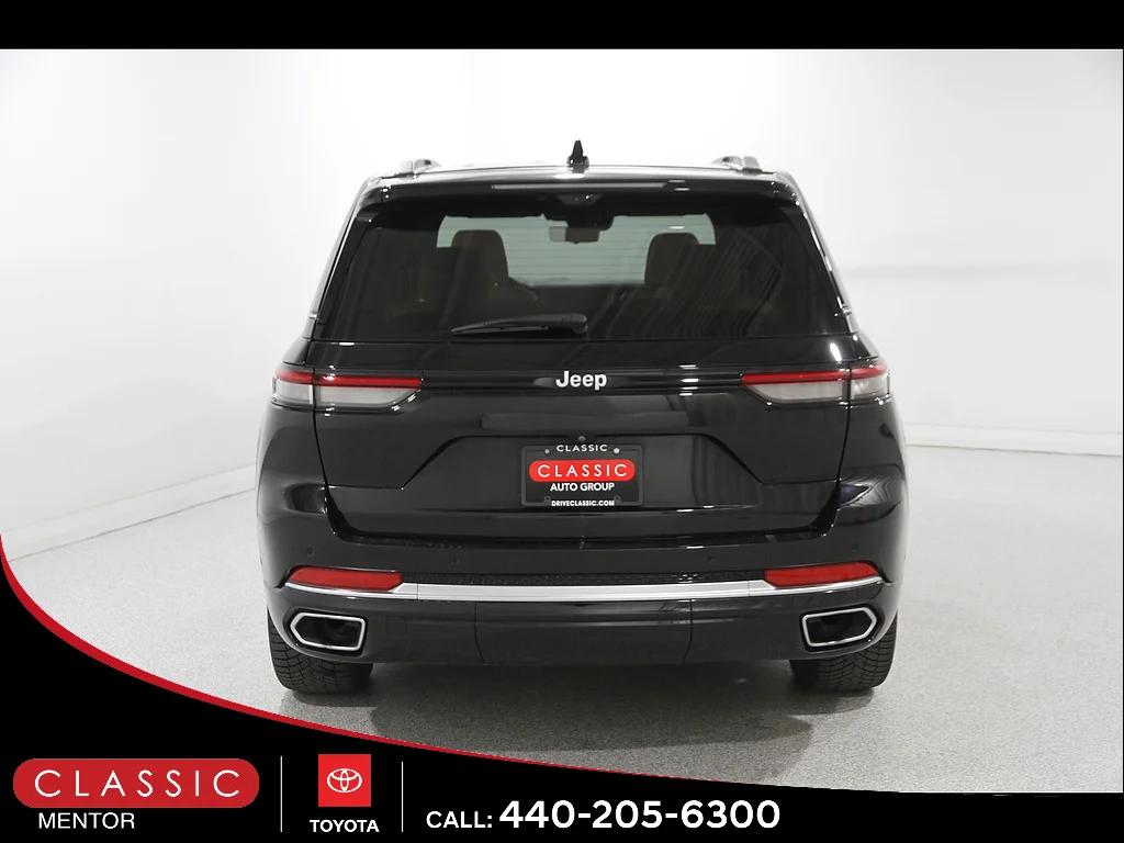 Used 2023 Diamond Black Crystal Pearl Coat Jeep  image 23