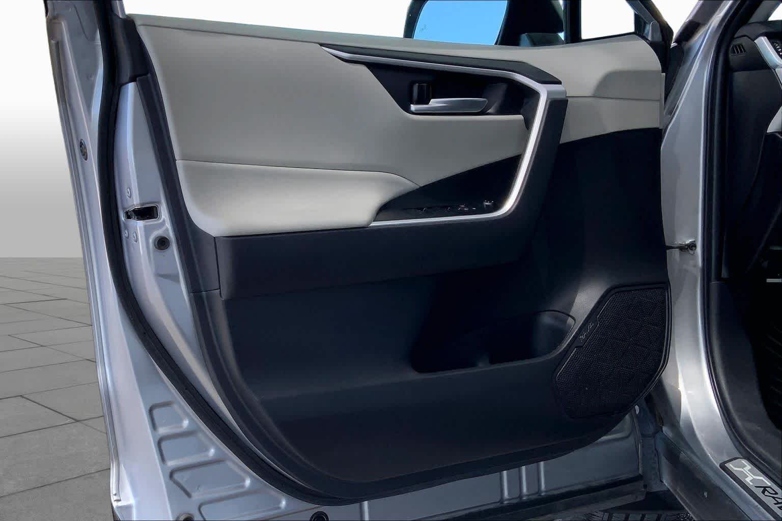 Used 2024 Silver Sky Metallic Toyota XLE Premium image 22