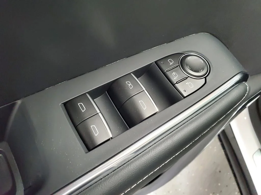 2026 GMC Acadia Denali - Photo 9