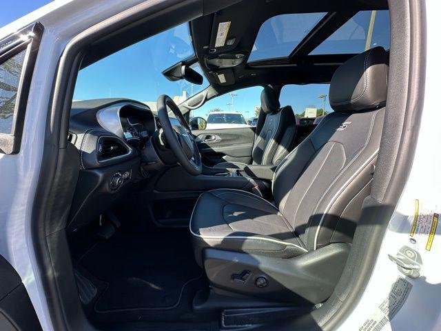New 2026 Bright White Clear-Coat Exterior Paint Chrysler Limited image 24