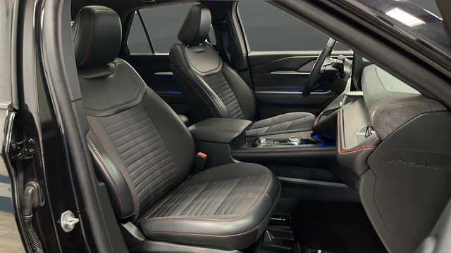 Used 2025 Agate Black Metallic Ford ST-Line image 25