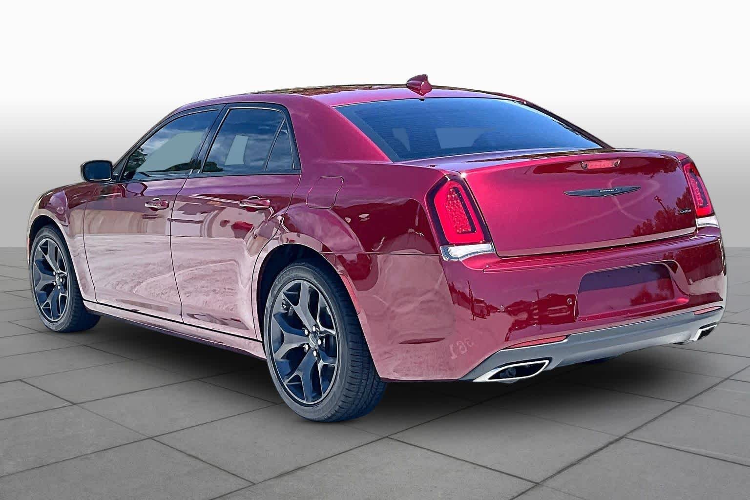 Used 2023 Velvet Red Pearlcoat Chrysler Touring L image 11