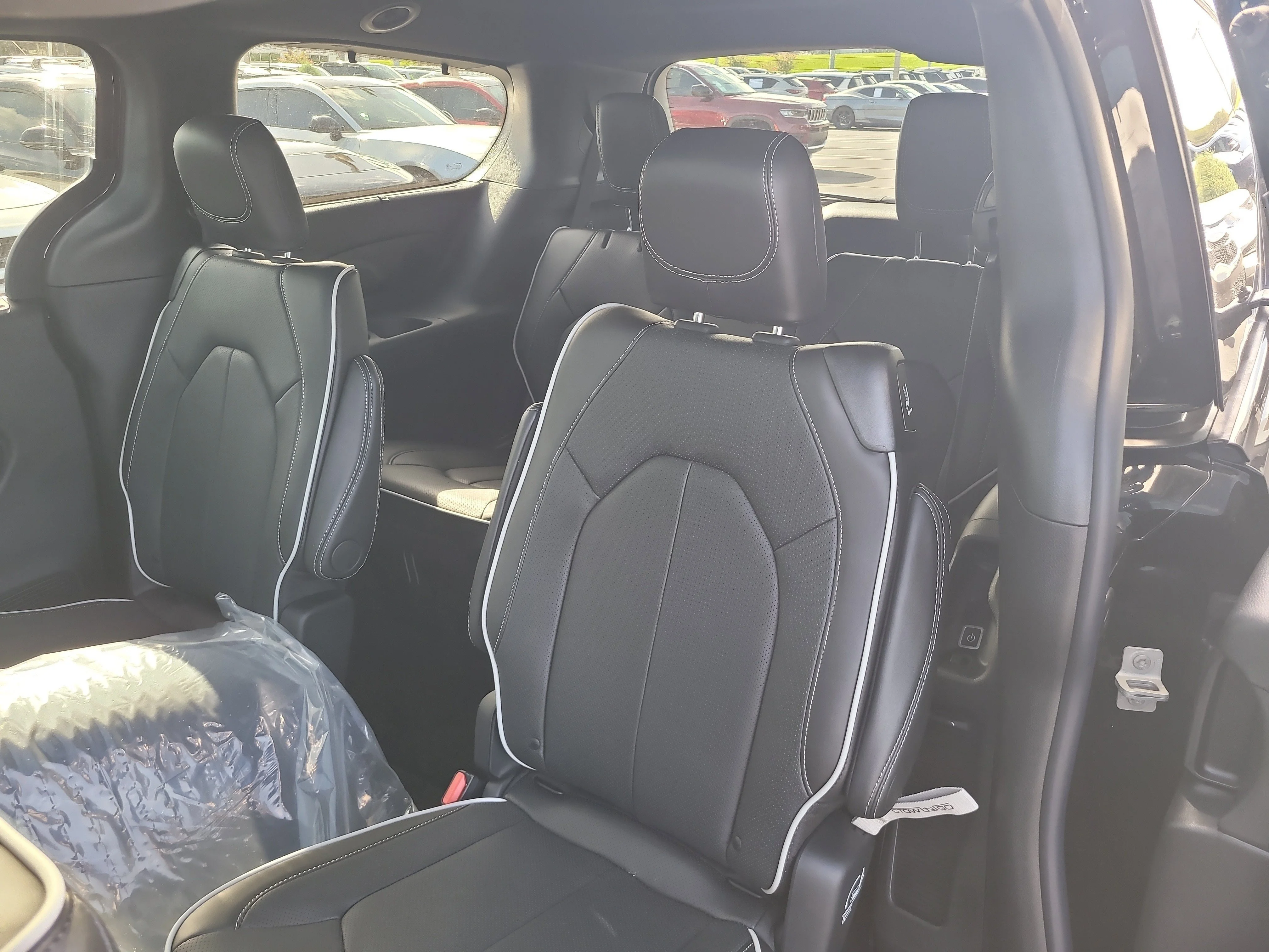 New 2027 Diamond Black Crystal Pearlcoat Chrysler Limited image 11