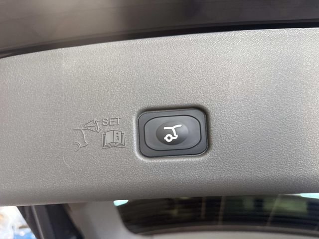 Used 2025 Black Metallic Lincoln Premiere image 8