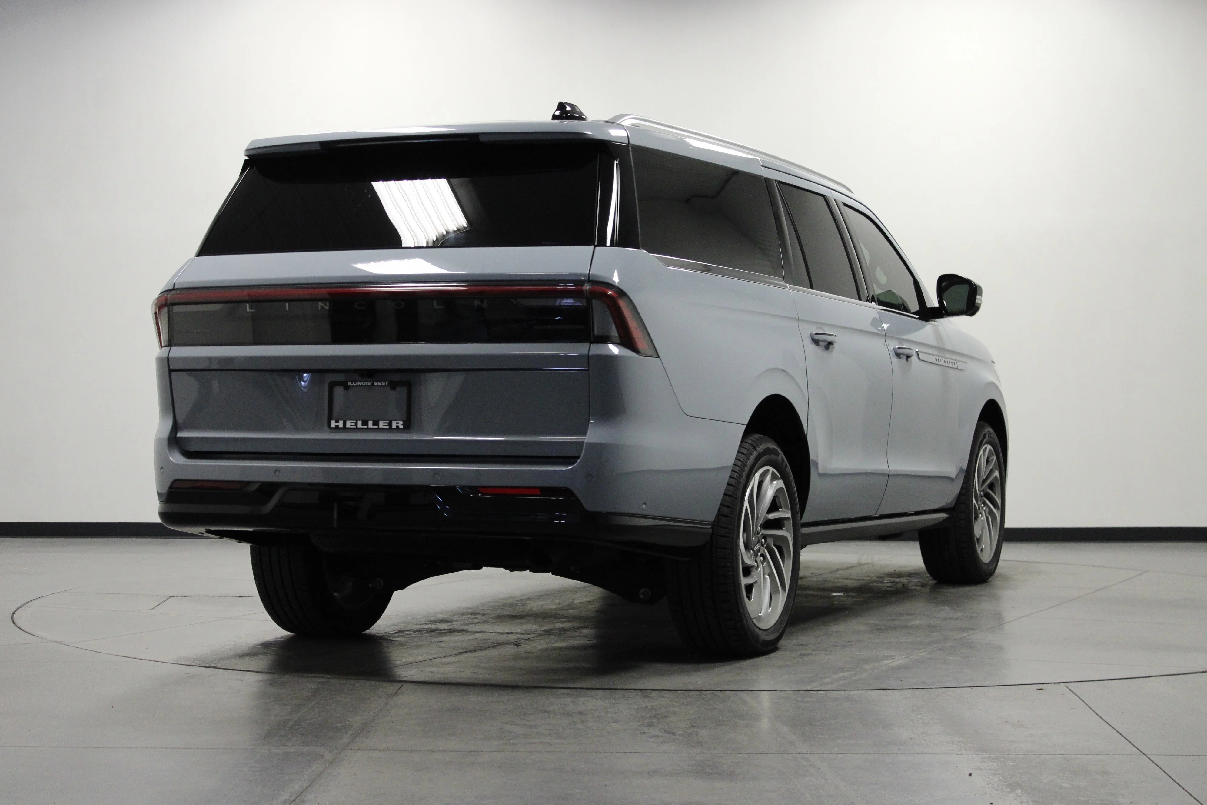 Used 2025 Gray Mist Metallic Tri-Coat Lincoln Reserve image 4