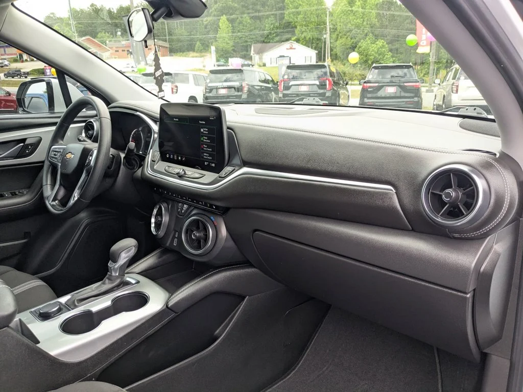 Used 2025 Summit White Chevrolet LT image 27