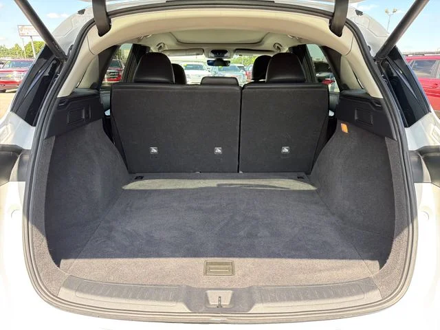 Used 2023 White INFINITI LUXE image 29