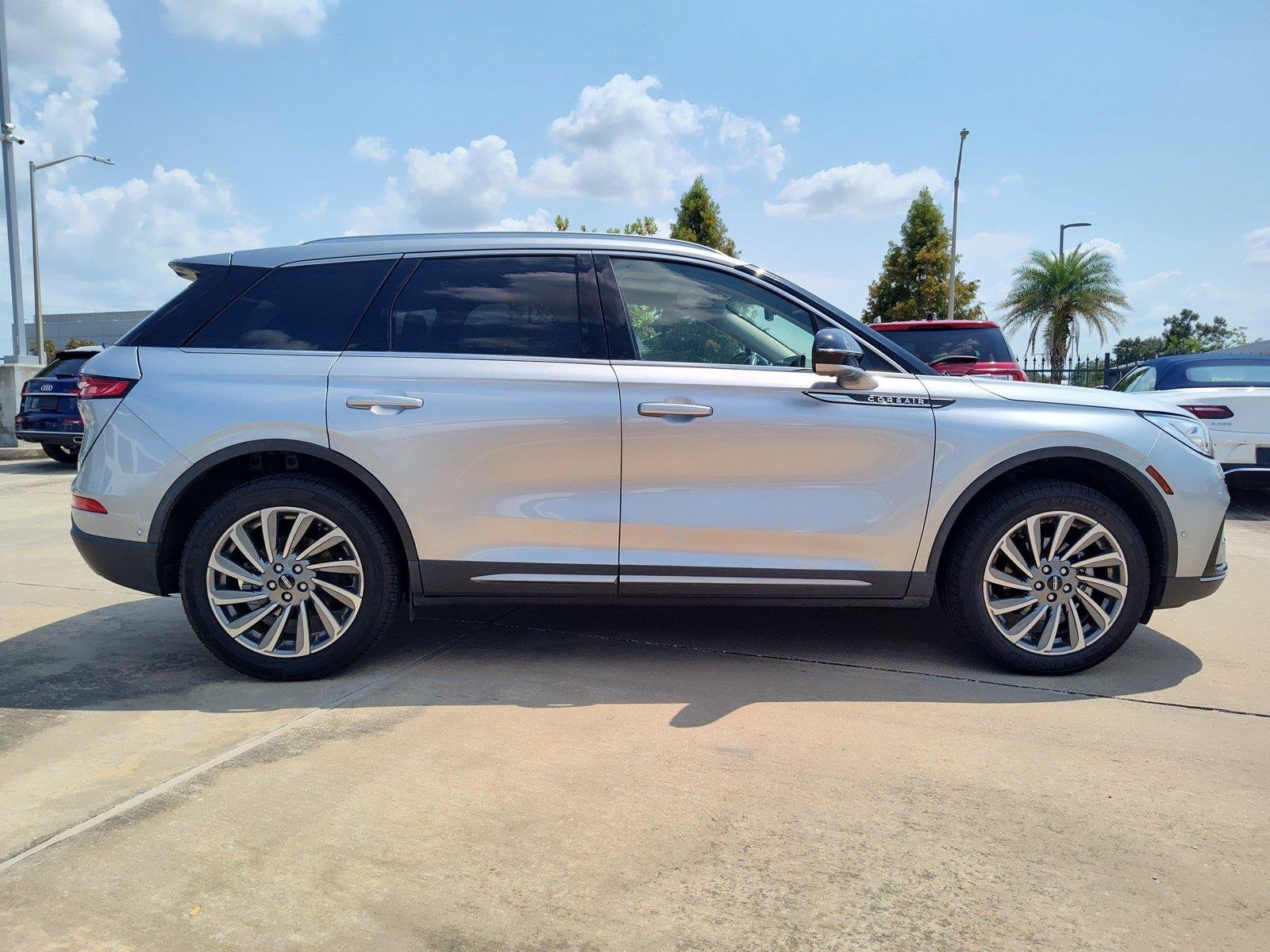 Used 2023 Silver Radiance Metallic Clearcoat Lincoln Reserve image 9