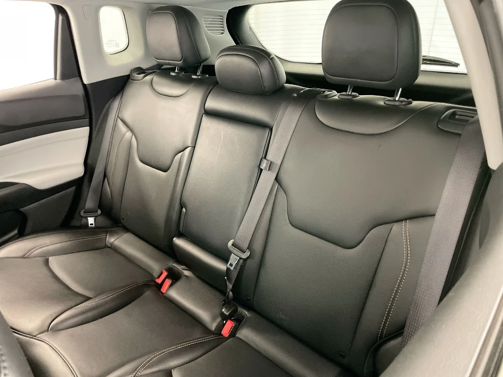 Used 2022 Diamond Black Crystal Pearl Coat Jeep Limited image 23