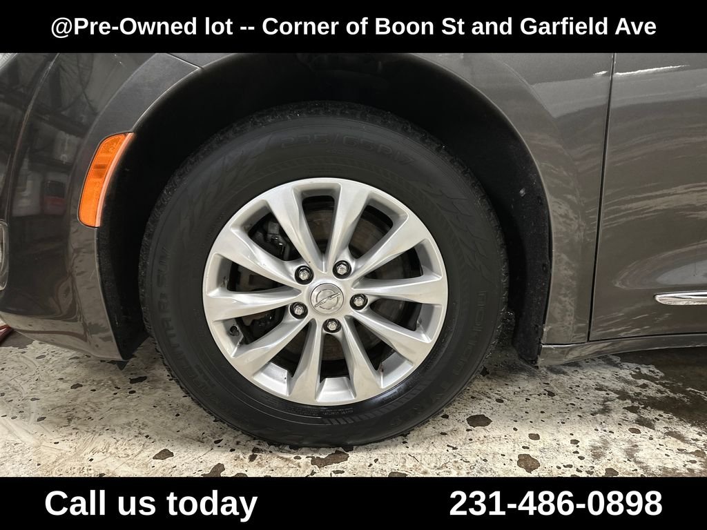 Used 2018 Gray Chrysler Touring L image 11