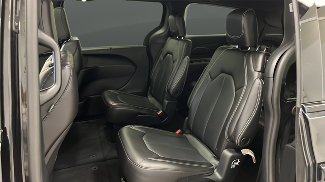 Used 2023 Brilliant Black Crystal Pearlcoat Chrysler Touring L image 23
