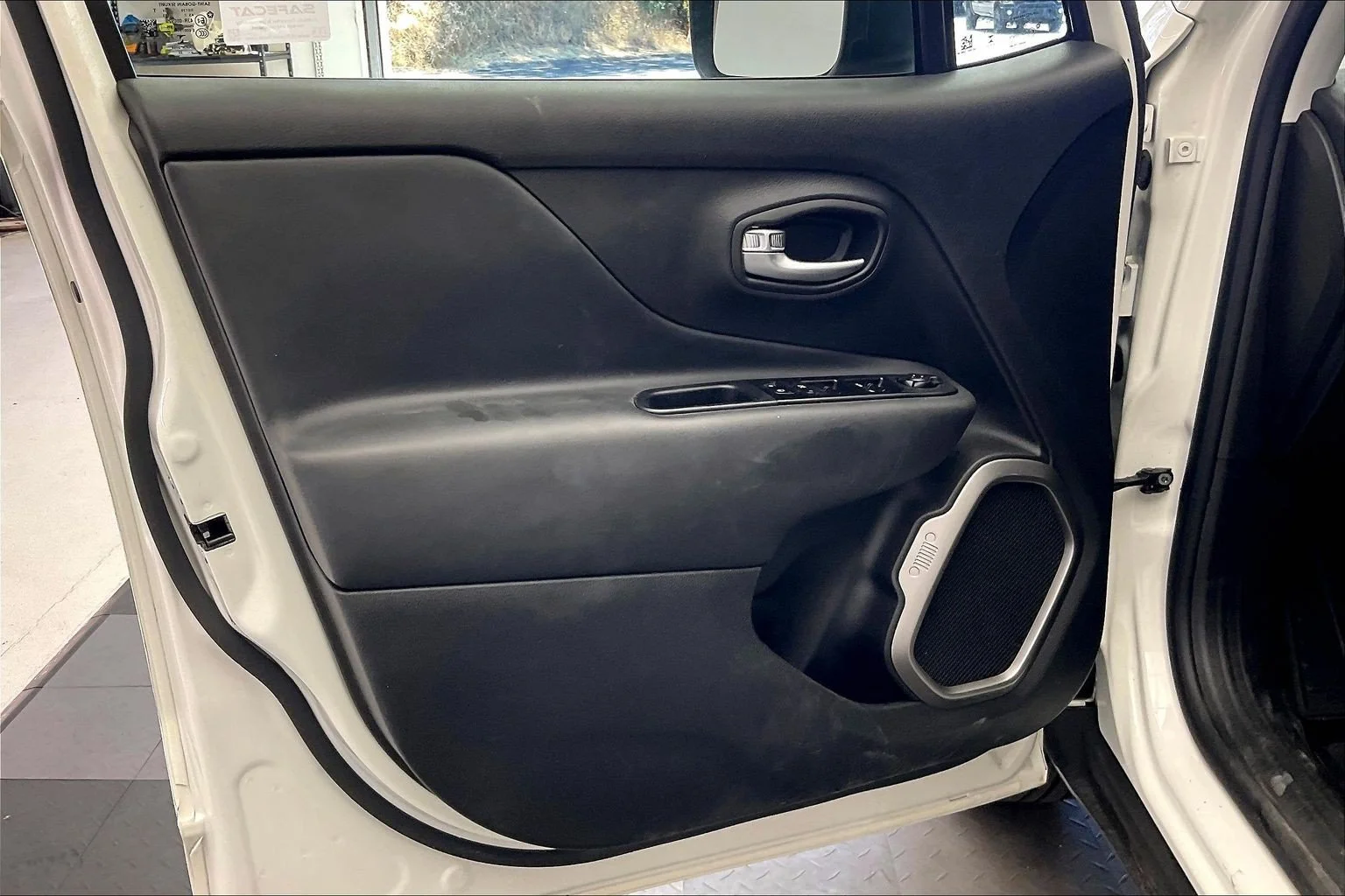 Used 2022 Alpine White Clearcoat Jeep Latitude image 24