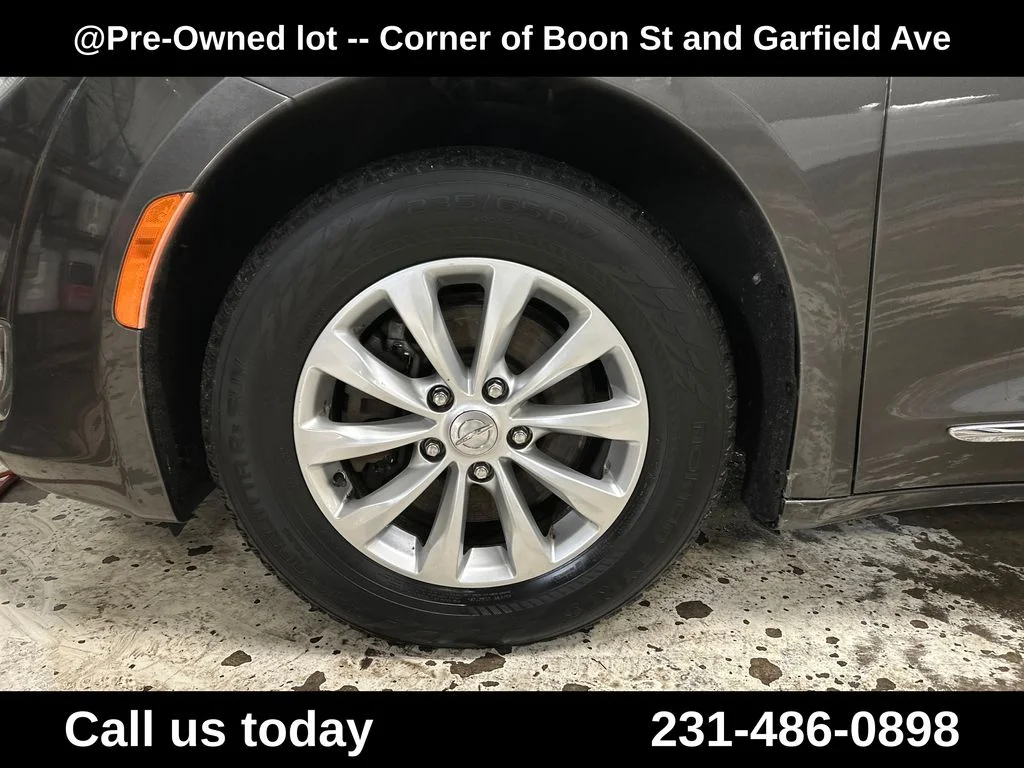 Used 2018 Gray Chrysler Touring L image 11